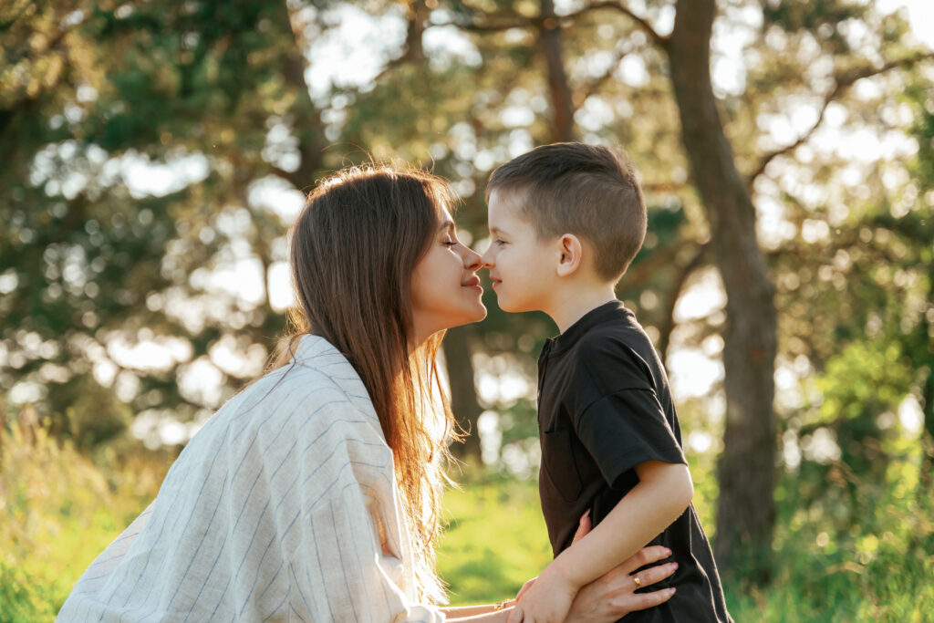 FOTOSCELTARPsunlight mother and son are in the forest 2024 07 11 23 43 14 utc