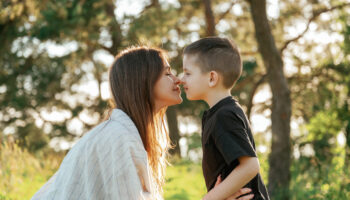 FOTOSCELTARPsunlight mother and son are in the forest 2024 07 11 23 43 14 utc